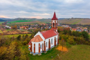 Soshartyan, Macaristan - İsa 'nın Kalbi adlı Roma Katolik Kilisesi hakkında gökyüzü görüşü. Bulutlu sonbahar manzarası.
