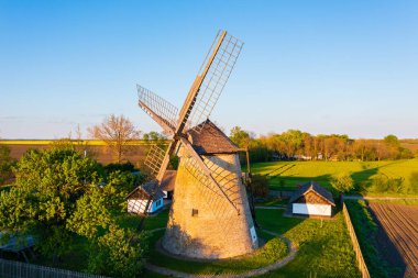 Hodmezovasarhely yakınlarındaki geleneksel Macar yel değirmeni. Arka planda Canola alanı. Macarca adı Papi-fele szelmalom.
