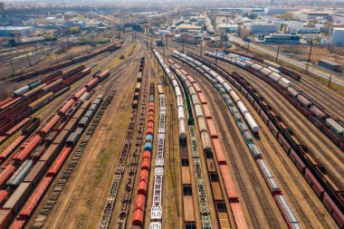 Budapeşte, Macaristan - Ferencvaros tren istasyonundaki yük trenleri hakkında havadan görüş.