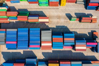 Budapeşte Freeport 'ta nakledilmeyi bekleyen boş konteynırların yukarıdan görünüşü. İthalat, ihracat endüstrisi.