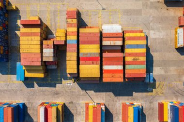 Budapeşte Freeport 'ta nakledilmeyi bekleyen boş konteynırların yukarıdan görünüşü. İthalat, ihracat endüstrisi.