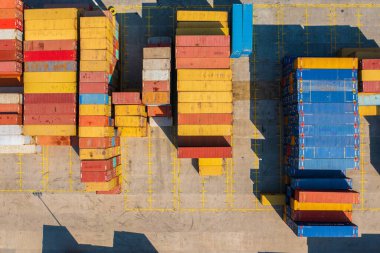 Budapeşte Freeport 'ta nakledilmeyi bekleyen boş konteynırların yukarıdan görünüşü. İthalat, ihracat endüstrisi.