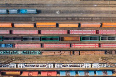 Budapeşte, Macaristan - Ferencvaros tren istasyonundaki yük trenlerinin yukarıdan görünüşü.