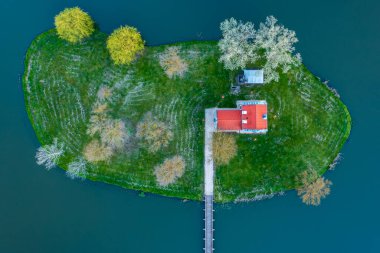 Deg, Macaristan - Festetics Palace 'ın parkındaki Hollanda Evi' nin havadan aşağı manzarası.