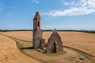 Somogyvamos, Macaristan - Terk edilmiş kilise harabeleri hakkında havadan görüş Pusztatemplom adında bir tarımın ortasında.