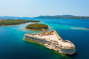 Hırvatistan 'ın orta Dalmaçya kentindeki Sibenik kasabası yakınlarındaki St. Anthony Kanalı' nın girişindeki bir kale olan Aziz Niklas Kalesi hakkındaki hava manzarası.