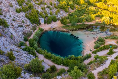 Cetina Nehri Pınarı (İzvor Cetine) hakkındaki hava manzarası, Hırvatistan 'daki Dinara sıradağlarının eteklerinde bulunan inanılmaz bir karst kaynağıdır..