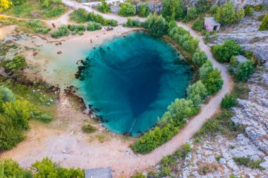 Cetina Nehri Pınarı (İzvor Cetine) hakkındaki hava manzarası, Hırvatistan 'daki Dinara sıradağlarının eteklerinde bulunan inanılmaz bir karst kaynağıdır..