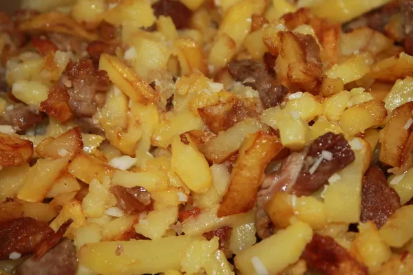 Смажити Картоплю Сковороді Перевертаючи Щоб Спалити — стокове фото