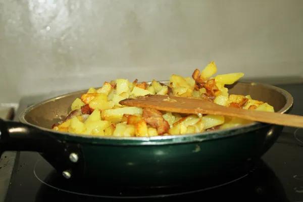 Смажити Картоплю Сковороді Перевертаючи Щоб Спалити — стокове фото