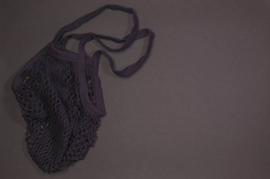 Koyu bir arka planda torba ipliği. Kara Cuma. Satın alma satışı. Boşluğu kopyala