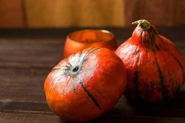 Ahşap bir arka planda iki olgun turuncu balkabağı. Sonbahar sonbahar konsepti. Şükran günün kutlu olsun. Hasat Festivali. Kırsal tarzda. Uzayı kopyala Düzen