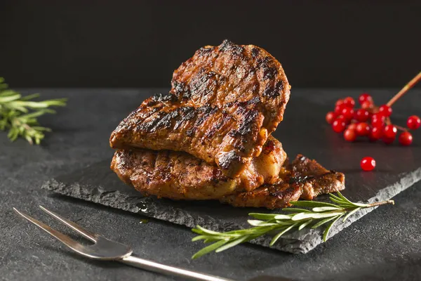 Masový Steak Rozmarýnem Grilovaný Černé Kamenné Desce Boční Pohled — Stock fotografie