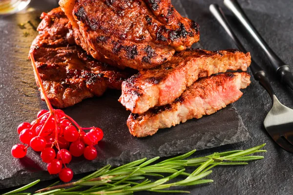 Grilované Šťavnaté Kousky Masa Horký Steak Rozmarýnem Červené Bobule Břidlicové — Stock fotografie
