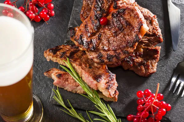 Hearty Food Horký Steak Rozmarýnem Červené Bobule Šťavnaté Kousky Masa — Stock fotografie