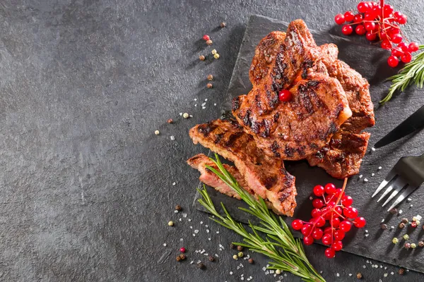 Šťavnaté Grilované Maso Gril Teplý Steak Rozmarýnem Sůl Pepř Červené — Stock fotografie