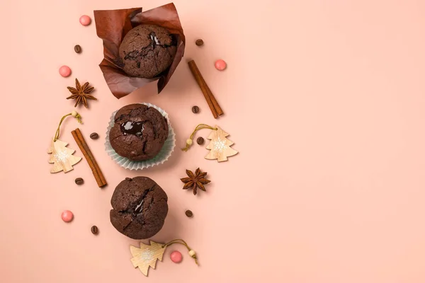 Újév Karácsony Ünnep Koncepció Házi Készítésű Csokis Muffin Ánizzsal Kávéval — Stock Fotó