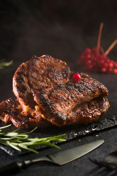 Horký Steak Uzeným Masem Grilovaným Břidlicovém Kamenném Stole Černé Příbory — Stock fotografie