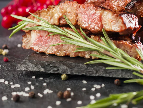 Skvělá Svačinka Pití Grilování Kořením Rozmarýnem Bobulemi Kořením Lahodný Steak — Stock fotografie