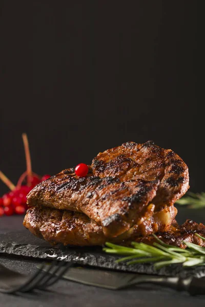 Grilované Kousky Masa Horký Kouřový Steak Břidlicovém Kamenném Stole Černé — Stock fotografie