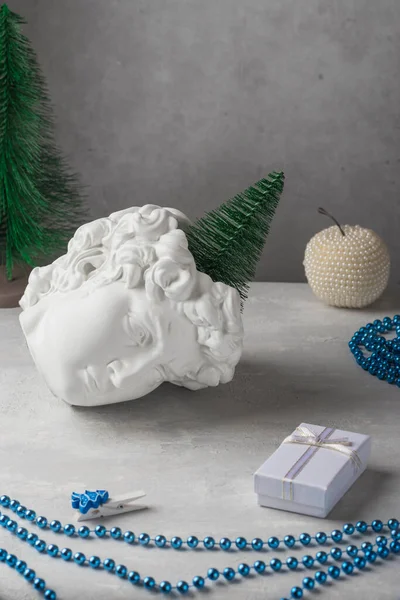 Plaster Copy Head David Christmas Tree Balls Beads Light Background — Stock Photo, Image