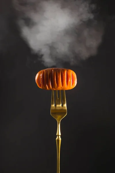 Deliciosa Salchicha Carne Caliente Parrilla Con Humo Sobre Tenedor Dorado —  Fotos de Stock