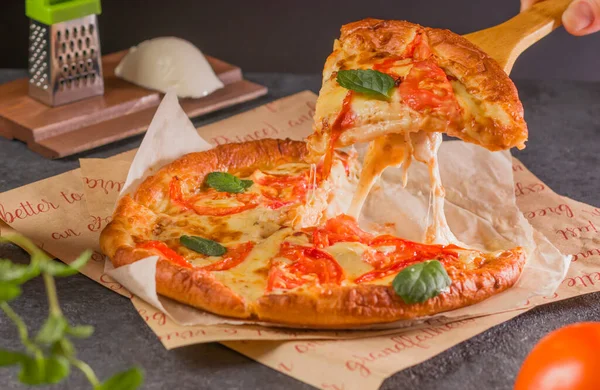 Świeże Pyszne Fast Food Kawałek Gorącej Pizzy Topiącym Się Serem — Zdjęcie stockowe