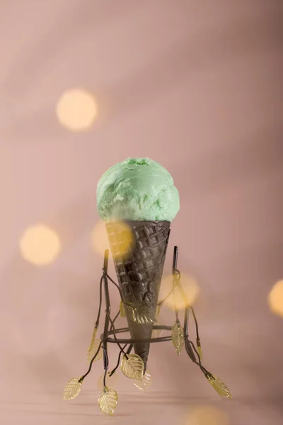 Delicioso Postre Verano Helado Menta Casero Cono Gofre Sobre Fondo — Foto de Stock