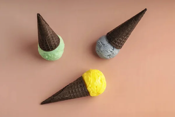 Waffle Conos Invertidos Con Coloridos Helados Varios Sabores Sobre Fondo — Foto de Stock