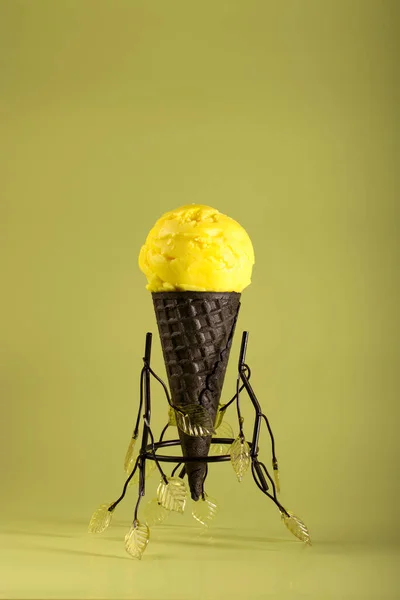 Домашнє Жовте Фруктове Морозиво Смаком Темному Вафельному Конусі Світлому Фоні — стокове фото