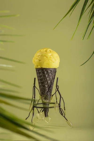 Κώνο Βάφλας Μια Κουταλιά Σπιτικού Παγωτού Κίτρινου Φρούτου Ελαφρύ Φόντο — Φωτογραφία Αρχείου