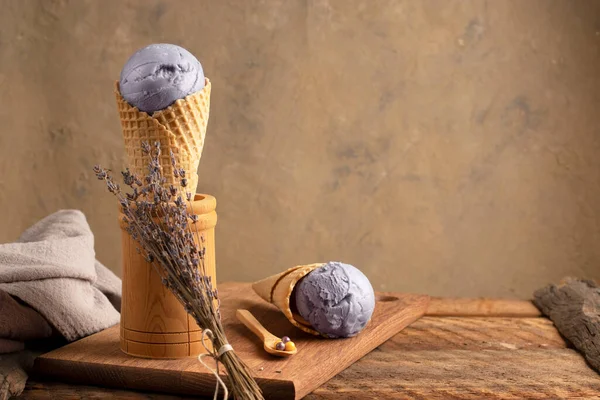 Postre Natural Helado Cucharada Lavanda Conos Gofre Sobre Fondo Madera — Foto de Stock