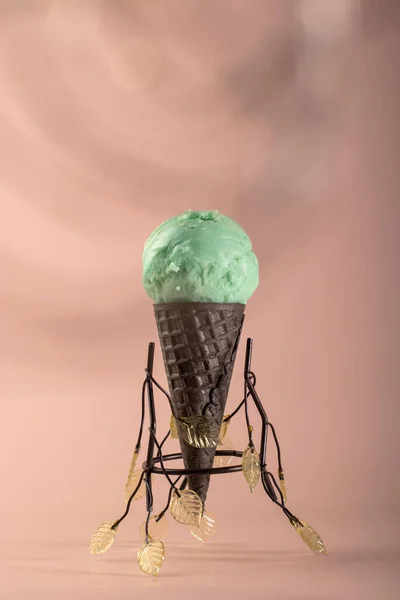 Helado Verde Cono Gofre Oscuro Sobre Fondo Rosa Refrescante Postre — Foto de Stock