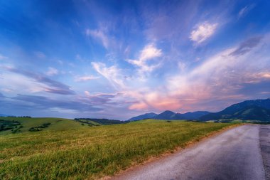 Gün batımında yolu olan güzel bir manzara...