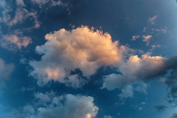 아름다운 푸른 하늘 구름 배경. — 스톡 사진
