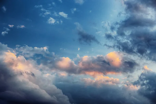 Schöner Himmel Wolkenhintergrund und Mond. — Stockfoto