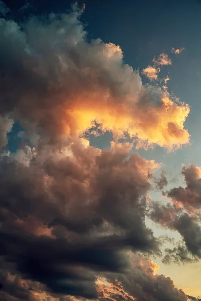 Schöne Gewitterwolken, Himmel Wolkenhintergrund. — Stockfoto