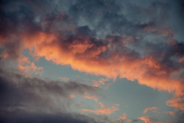 아름다운 먹구름 하늘 배경. — 스톡 사진