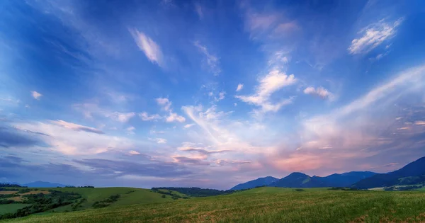 Vackert landskap vid solnedgången. Molnbakgrund. — Stockfoto