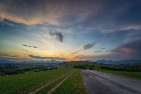 Beau paysage avec route au coucher du soleil.. — Photo