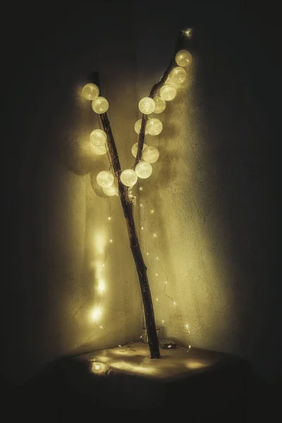 Lampe avec boules sur support en laine. — Photo