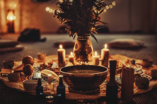 Beautiful tibetan bowl and candles, ceremonial space. — Stock Photo, Image