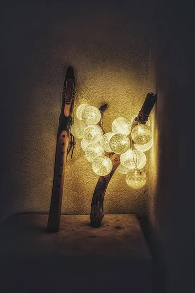 Lambanın topları ahşap stantta ve Hint flütünde. — Stok fotoğraf