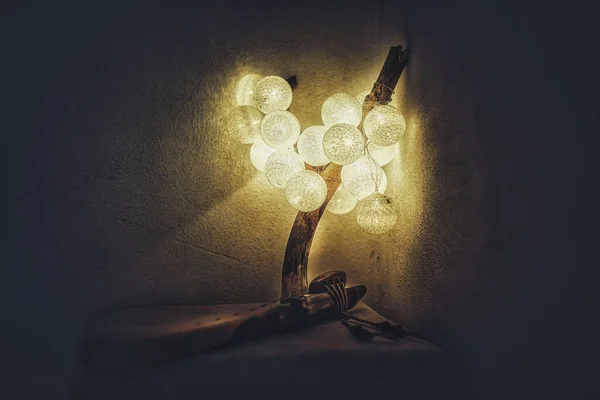 Lamp met ballen op houten standaard en indische fluit. — Stockfoto