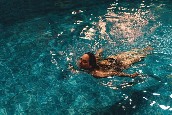 Женщина в купальнике, купающаяся в бассейне. — стоковое фото