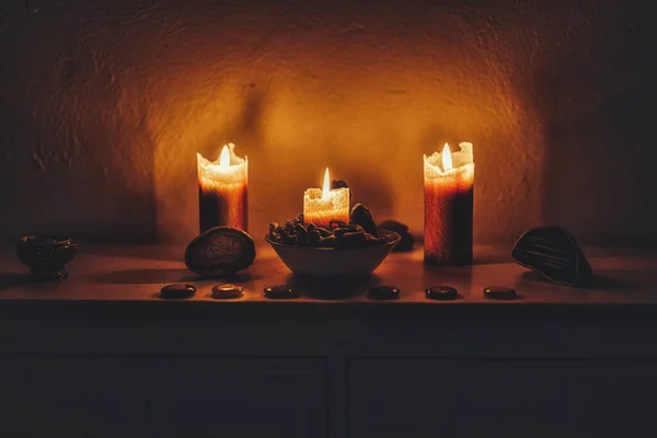 Weihrauch mit Kohle und Kerzen dekoriert. — Stockfoto