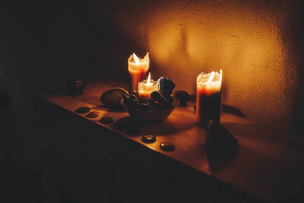 Ozdobiona świeca z pięknymi kamieniami. — Zdjęcie stockowe