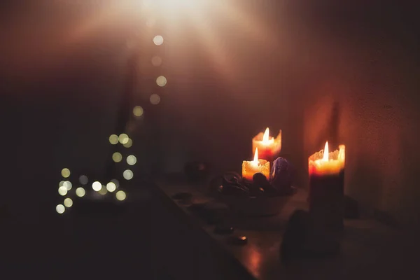 Dekorierte Kerze mit schönen Steinen. — Stockfoto