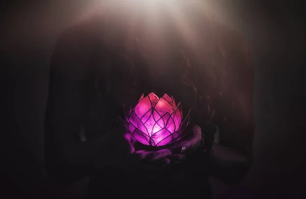 Krásná meditující žena s lotosovou svíčkou v ruce. — Stock fotografie