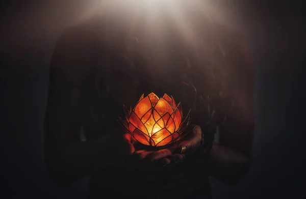 蓮のろうそくを手にした美しい瞑想の女性は. — ストック写真